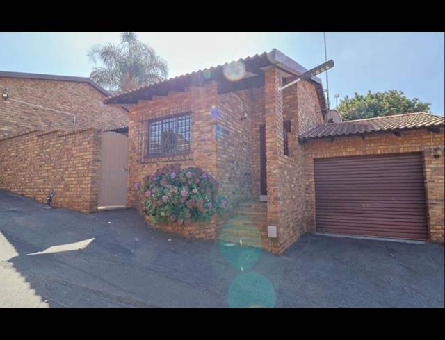 2 BEDROOM TOWNHOUSE FOR SALE IN GLENVISTA